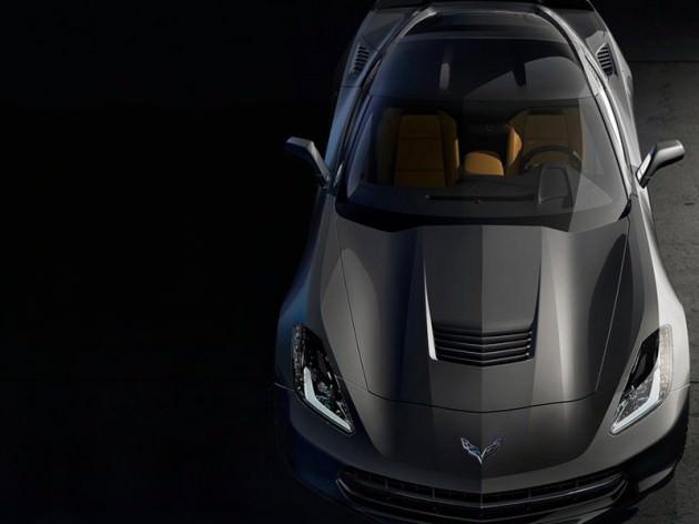 Corvette Stingray’in bu ismi hak etmek için çarpıcı bir görünüme sahip olması gerekiyordu, bu yüzden tasarımcılar karbon fiber motor kapağı ve çıkarılabilir tavan paneli içeren keskin hatlara sahip bir gövde yaratmışlar.