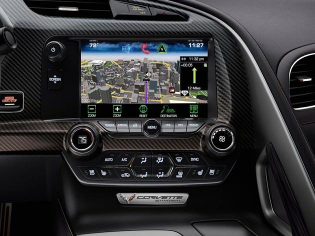 En yeni Porsche 911’de olduğu gibi, vites düşürüldüğünde motor devrini küçük vitese göre ayarlayabilen yedi vitesli düz şanzıman, ya da altı vitesli otomatik şanzıman seçilebiliyor.