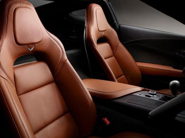 Corvette’in baş mühendisi Tadge Juechter şöyle dedi: “2014 Corvette en iyi hızlanmayı, en iyi viraj tutuşunu, en büyük pist kabiliyetini, en iyi fren performansını ve muhtemelen en iyi yakıt ekonomisini sunan standart Corvette olacak.”