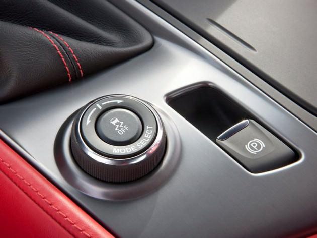 Corvette iç kısımda da çıtayı yükseğe çekmiş. İçeride karbon fiberin, alüminyumun ve elde dikilmiş derinin bir karışımı, ayrıca yeni koltuklar ve sürücü için sekiz inçlik bir bilgi-eğlence ekranı bulunuyor.