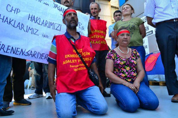 <p>CHP İstanbul İl Başkanlığı &ouml;n&uuml;nde oturma eylemi yapan iş&ccedil;iler, "Yaşasın onurlu direnişimiz", "İş, ekmek, adalet istiyoruz", "Direne direne kazanacağız" şekinde sloganlar atarak, pankart a&ccedil;tı.&nbsp;</p>
