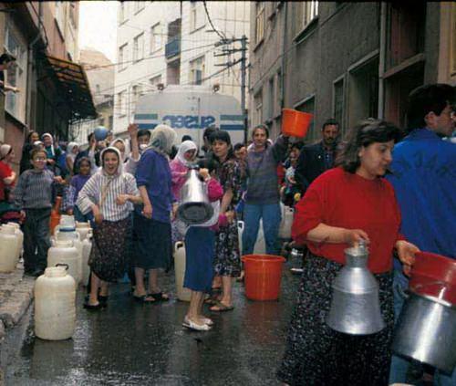 <p>İstanbul’da vatandaşların banyo ve küvetlerinde su depoladığını dile getirdi. O zaman binaların ikinci katına suyun çıkarılamadığını hatırlatan Kaya, Pendik Belediye Başkanlığını kazandığım gün ‘Haftada bir gün mahallelere su vereceğim’ dediğimde insanlardan büyük alkış aldığını söyledi.</p>
