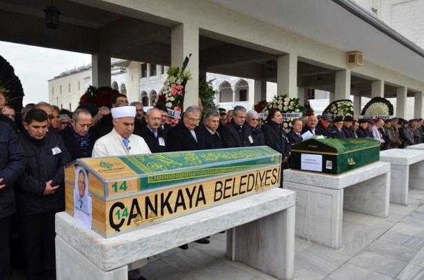 <p>Bir s&uuml;redir tedavi g&ouml;rd&uuml;ğ&uuml; hastanede vefat eden Belovacıklı i&ccedil;in Kocatepe Camisi'nde cuma namazının ardından cenaze namazı kılındı.&nbsp;</p>
