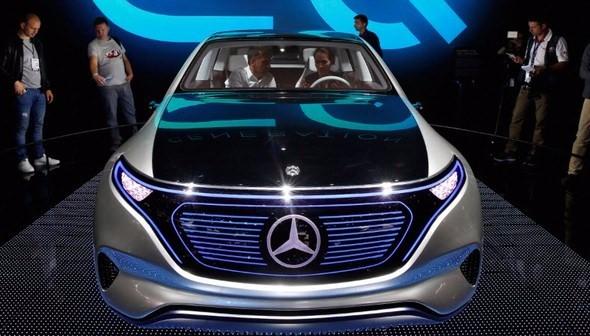 <p><strong>Mercedes </strong><br />
<br />
Mercedes ilk olarak Eylül ayında Paris Motor Show'da Concept EQ'yu tanıttı. Şirket, 2019 yılında aracı piyasaya çıkarmayı planlıyor. EQ şarj başına 498 km yelpazesi ve gösterge tablosunda genişleyen geniş bir 24 inç ekrana sahip.</p>