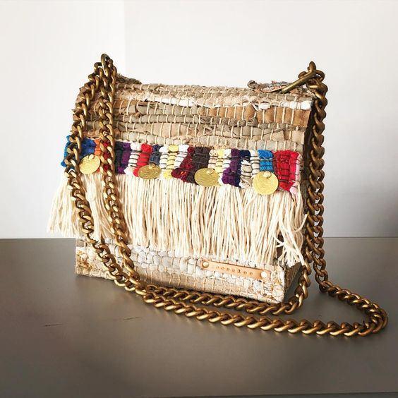 <p>Renkli desenleri, şık tasarımları ile farklı modelleri ile bu sezon sık sık karşılacağınız kilim çantaları sizler için derledik.</p>