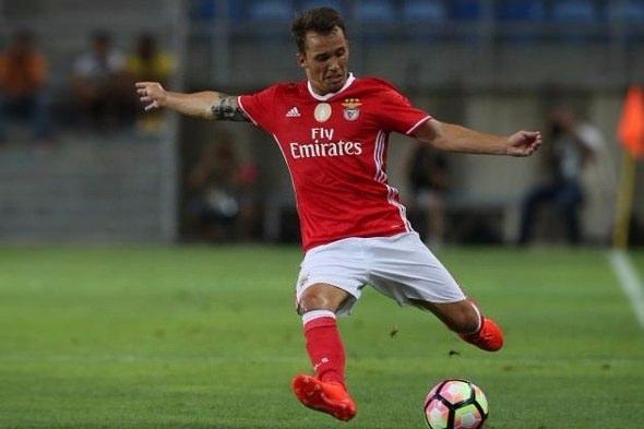 <p><strong>Alex Grimaldo (Sol bek)</strong></p>
<p>Yaş: 20<br />
<br />
Takım: Benfica<br />
<br />
Ülke: İspanya<br />
<br />
Değeri: 5.5 milyon Euro</p>