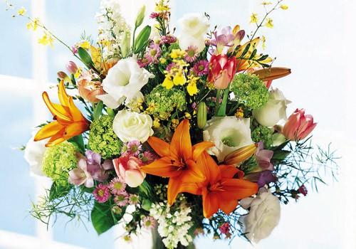 &Ccedil;i&ccedil;ek elbetteki en eşsiz hediyelerden biri. Bir buket &ccedil;i&ccedil;ekle annenizin g&ouml;nl&uuml;n&uuml; fethedebilirsiniz.