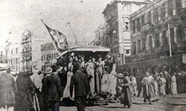 <p>1919 Mısır: Bağımsızlık Hareketi<br />
1. Dünya Savaşı'ndan sonraki Mısır yönetimi tarafından seçilmiş heyetin, Paris Barış Konferansı'nda Mısır'ın bağımsız devlet olma talebi İngiltere tarafından reddedilir.</p>

<p> </p>
