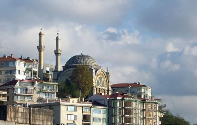 <p>ŞEHZADE CİHANGİR CAMİİ: Beyoğlu, Pürtelaş mahallesinde, Cihangir yokuşundadır. İlk cami Kanuni Sultan Süleyman tarafından Şehzade Cihangir için Mimar Sinan'a yaptırılmıştı (1559). Sonra cami deprem ve yangınlarda defalarca yıkılıp yapılmış, en son 1889'da II. Abdülhamid yenilemiştir.</p>