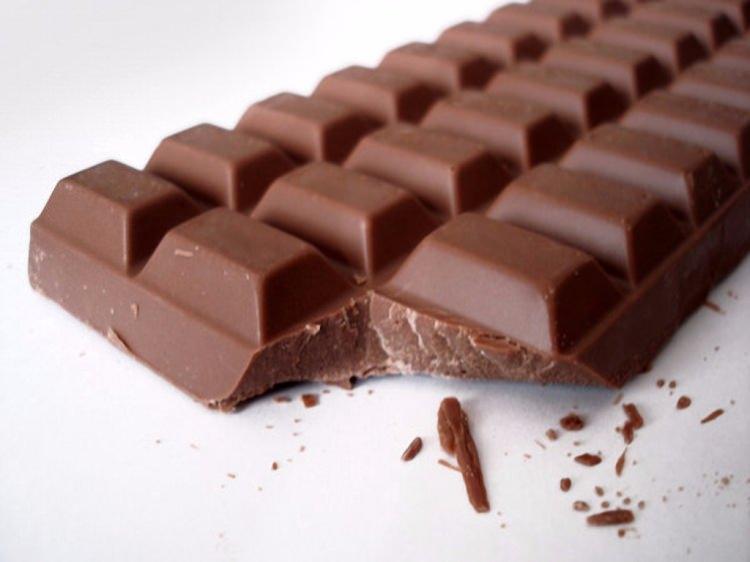 <p>Çikolata her kadının vazgeçilmezleri arasında ilk sıralarda yer alır.</p>
