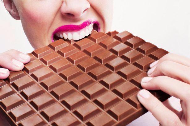 <p>Zaman zaman kilo vermek için çikolatalardan uzak durduğumuz, dayanamayıp diyetimizi bozduğumuz olmuştur. </p>
