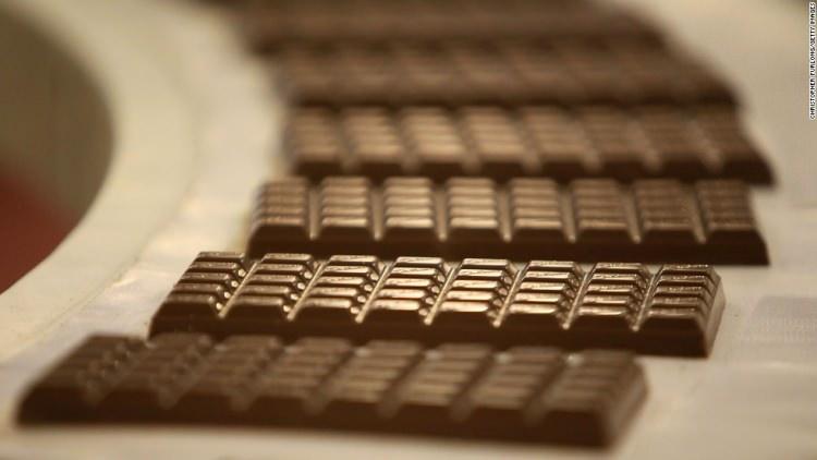 <p>İçerisinde her ne kadar kalori barınsa da<strong> çikolata, </strong>yapay şekerlemelere göre daha faydalı ve insan vücudunun ihtiyaç duyduğu maddeleri karşılıyor. </p>
