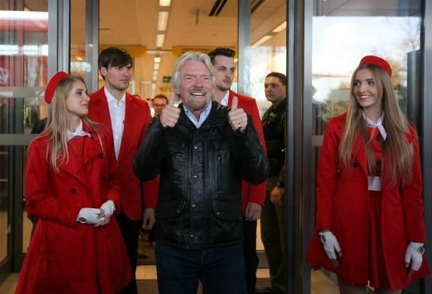 <p>Virgin Galactic'in ilerleyen yıllarda Ay'a insan taşıyacağını belirten '&ccedil;ılgın işadamı' lakaplı Branson, bunun i&ccedil;in gezegenimiz y&ouml;r&uuml;ngesinde bir uzay oteli a&ccedil;mak istediğini a&ccedil;ıkladı.</p>
