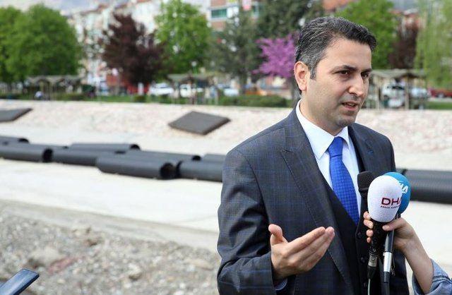 <p>Çalışmaları yerinde inceleyen Tokat Belediye Başkanı Eyüp Eroğlu, Osmanlı gondollarını Yeşilırmak'ta yüzdürülecek projenin hızla devam ettiğini kaydetti. </p>

<p> </p>
