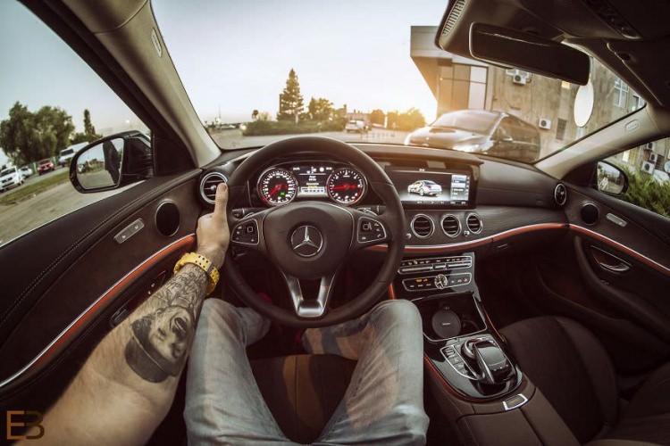 <p>Mercedes E 220</p>
