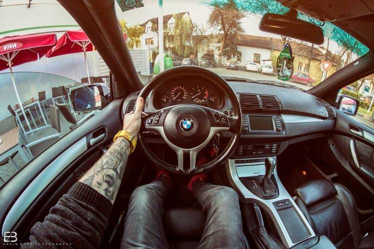 <p>BMW X5 2002</p>
