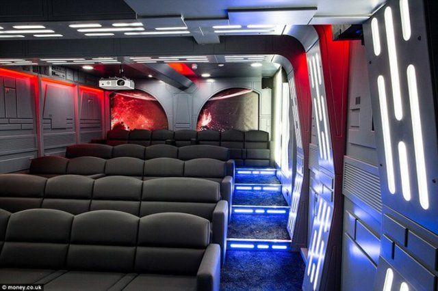 <p>Sinema salonu ise Star Wars filminin temasıyla tasarlanmış.</p>

<p> </p>
