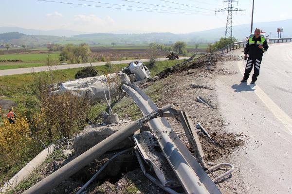 <p>Kazayı gören sürücülerin ihbarı üzerine olay yerine 112 Acil ve polis ekibi sevk edildi. Yaralanan Şahin, sağlık ekibi tarafından araçtan çıkarılırken 112 Acil ambulansıyla kaldırıldığı İzzet Baysal Eğitim ve Araştırma Hastanesi Köroğlu Ünitesi'nde tedavi altına alındı. Jandarma, kazayla ilgili soruşturma başlattı.<br />
 </p>
