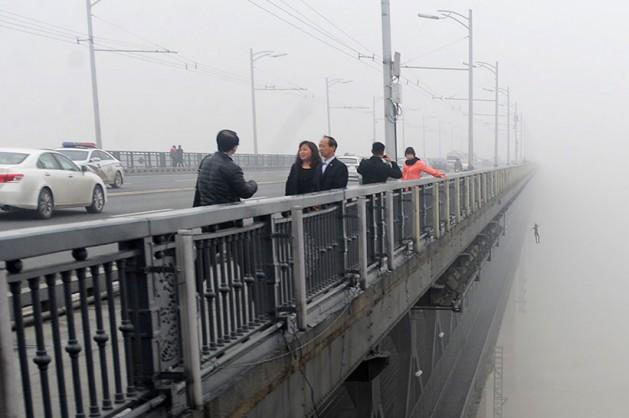   Aynı anda k&ouml;pr&uuml;den atlayan bir kişi intihar etti. Polis aramalardan sonra hayatına son veren gencin cesedine ulaştı. Geriye ise işte bu dehşet kareleri kaldı.