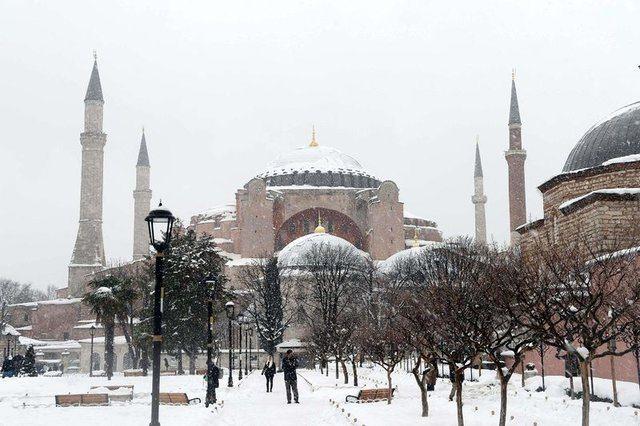 <p>Zanlı Ö. “Çubukları yere bıraktığımızda altının burada olduğu işaretini aldık. Bu nedenle burayı kazdık. Hatta bazen yerin altındaki yoğunluğu gösteren cihazlar da kullandık” bilgisini verdi. Olaydan sonra kaçan 2 kişi aranıyor. Adliyeye sevk edilen Hakan Ö., tutuksuz yargılanmak üzere serbest bırakıldı.</p>
