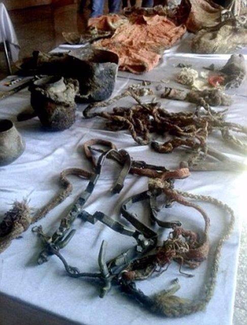<p>2800 metre yükseklikte bulunan mumyanın, vazo, ahşap çanak gibi kişisel eşyalarıyla birlikte gömüldüğü belirtildi. Ayrıca mumyanın mezarında at kalıntıları da bulundu. Bu da Türk kadınının atıyla birlikte gömüldüğünü gösteriyor.</p>
