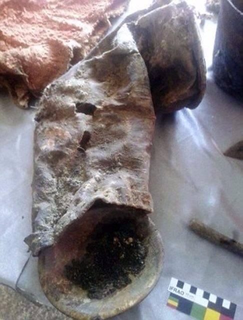 <p>Henüz DNA testi yapılmadığı için, mumyanın kadın olduğuna, okuyla birlikte gömülmediği anlaşılınca karar verildi.</p>
