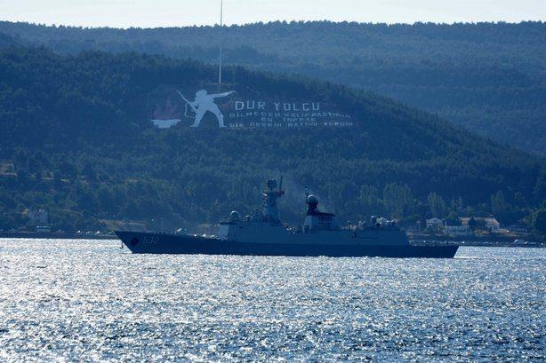 <p>Çankkale Boğazı'ndan geçen 158 borda numaralı Rus savaş gemisi 'Caesar Kunikov', Marmara Denizi'ne doğru yol aldı.</p>