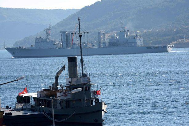 <p>20 ülkelik dünya turu kapsamında Türkiye'de bulunan 150 borda numaralı savaş gemisi Changchun, 532 borda numaralı savaş gemisi Jingzhou ve 890 borda numaralı lojistik destek gemisi Chaohu, saat 16.45'te Çanakkale Boğazı'na giriş yaptı.</p>