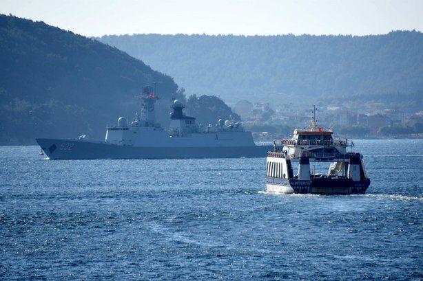 <p>Boğaz geçişi sırasında bir Sahil Güvenlik botunun eşlik ettiği 3 askeri gemi, saat 18.00 sularında Çanakkale önlerine ulaştı.</p>