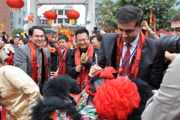 Yuexiu Belediye Başkanı Wang Huan Qing, "Bugünkü festivalde halkımıza verdiğiniz en güzel hediye Türk grubunun yaptığı gösteriydi. Ben bu gösteriyi iki ülke arasında kurulmuş bir köprü olarak görüyorum. Şu anda iki belediye arasında başlayan bu ilişkiler daha da gelişecek ve Çin ile Türkiye geneline yayılacaktır." dedi.