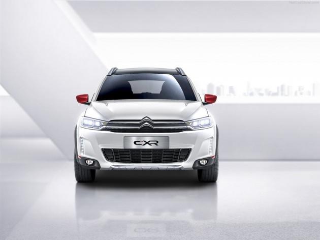 Crossover ve SUV karşımı olan C-XR'ın ön bölümde farlarla birleşen krom ızgara ve farların altındaki LED'ler otomobilin şık tasarımını göz önüne çıkarırken, aracın coupe formundaki tasarımını vurgulayan arka penceredeki krom kaplamalar yukarıdaki tavan rayı ile birleşiyor.