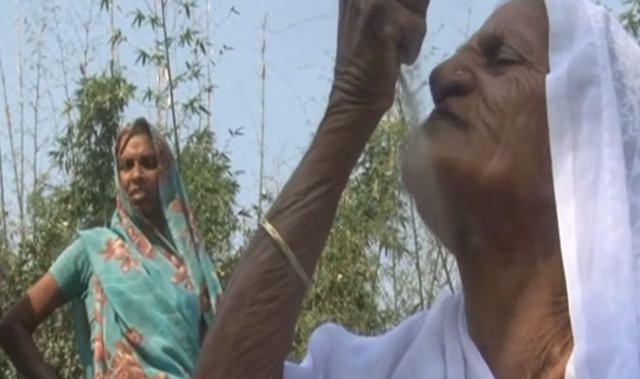 <p><strong>KUM BULAMAZSA DUVAR YİYOR!</strong></p>
<p>Hindistan'ın Varanasi şehrinde yaşayan 78 yaşındaki Kusma Vati, doktorları şaşkına çevirdi.</p>