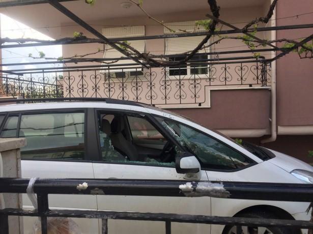 <p>Çivril Belediye Başkanı Gürcan Güven’in, Stadyum Mahallesi’ndeki evine ve önündeki park halindeki otomobiline bugün saat 06.00 sıralarında bir otomobilden pompalı tüfekle peş peşe toplam üç el ateş edildi.</p>