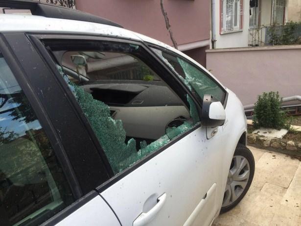 <p>Otomobilin camı kırılırken, kaportasında ve evin panjurlarında saçma delik ve izleri meydana geldi. Saldırganlar olayın ardından hızla kaçtı.</p>