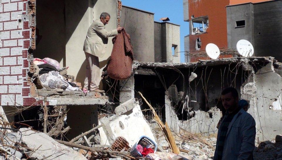 <p>Bazı esnaf da temizledikleri iş yerini hizmete açmaya çalışırken, marketler ile işlek caddelerde yoğunluk dikkati çekiyor.</p>
<p> </p>