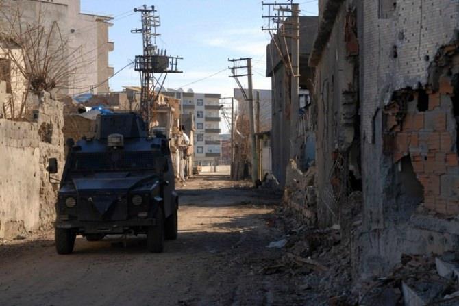 <p>Ekipler, ara sokaklardaki molozları kaldırılırken, kopan elektrik şebekesi onarılıyor. Cizre Kaymakamlığı da vatandaşlara gıda yardımını sürdürüyor.</p>
<p> </p>