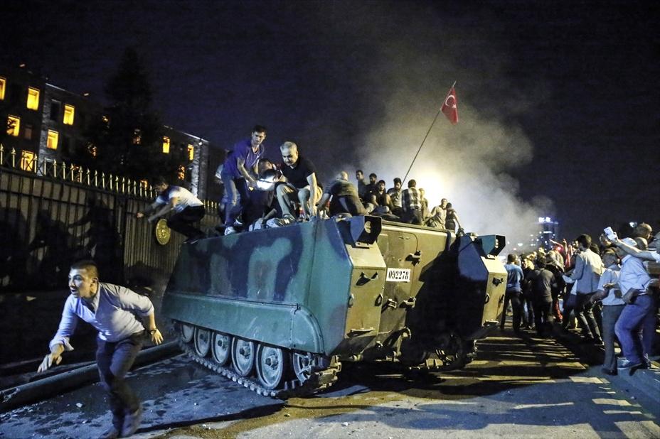 <p>Darbe girişimi sırasında, Genelkurmay Başkanlığı'nın çevresi, direnişin en güçlü yaşandığı yerlerden birisiydi.</p>