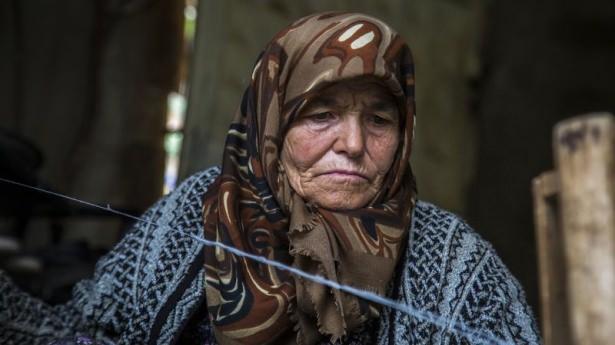 <p>"Önceleri sadece çeyiz havlusu dokurduk. Sofra altı, gömlek, pijama ve perde gibi ihtiyaçlarımızı dokuduğumuz kumaşlardan karşılıyorduk. Ürettiğimizin fazlasını da satardık. 30-40 yıl önce ayda 150-200 metre kumaş dokurduk. Şimdi bunu yapan da yok satan da. Öyle duyup da gelen olursa 10'ar metre alırlar. Yaptığımız işten karımız oluyordu. Dokurduk, satardık, alın terimizle kazandığımızı da harcardık. Hala yapıyorum ama eskisi gibi satılmaz oldu."</p>