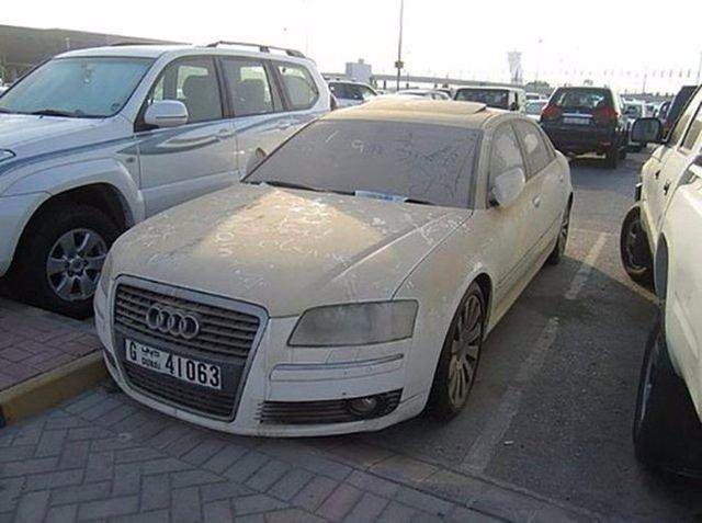 <p>Dubai gümrüğüne göre yaklaşık 3 bin lüks araç bu şekilde terk edilmiş durumda.</p>
<p> </p>