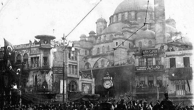 <p>6 Ekim 1923, Yeni Cami önü</p>
