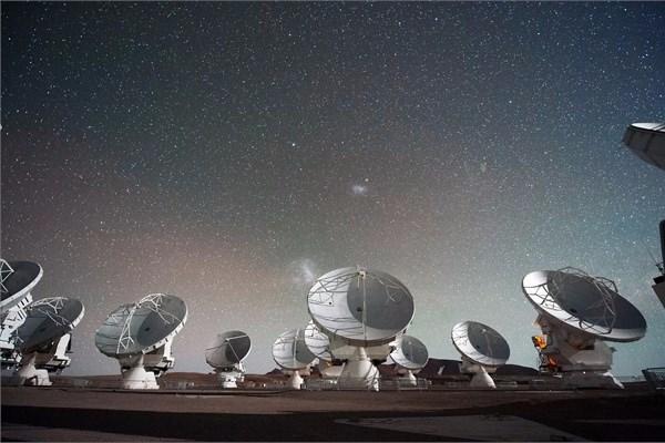 <p><span style="color:#FFD700"><strong>Atacama Large Millimeter Array Gözlemevi</strong></span><br />
<br />
<span style="color:#FFD700">Yer:</span> Şili<br />
<span style="color:#FFD700">Başlangıç tarihi:</span> 6 Kasım 2003<br />
<span style="color:#FFD700">Bitiş tarihi:</span> 2011<br />
<span style="color:#FFD700">Maliyeti: </span>1,4 milyar dolar</p>