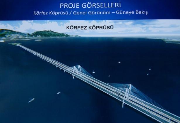 <p>İzmir Körfez Geçişi Projesi kapsamında oluşturulacak ay ve yıldız motiflerinin kullanılacağı 800 metrelik yapay adayla İzmir'e yeni kent simgesi kazandırılması hedefleniyor. Ulaştırma, Denizcilik ve Haberleşme Bakanlığı'nın İzmir Körfez Geçişi Projesi, kentin ulaşım sorununa çözüm sağlamasının yanında yeni bir simgeyi de kente kazandıracak.</p>
<p> </p>