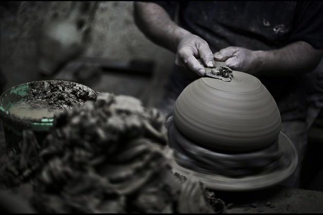 &Ccedil;ok daha ucuza mal olan ve piyasada alıcısı daha fazla olan plastik '&ccedil;anak-&ccedil;&ouml;mleklere' direnen Gazzeli zanaatkarlar hayatlarını devam ettirmeye &ccedil;alışıyor halen bu meslekte. EPA foto-muhabiri Ali Ali, Gazze'nin en b&uuml;y&uuml;k &ccedil;&ouml;mlek imalathanelerinden birinde bu zaanatın aşamalarını kareliyor.