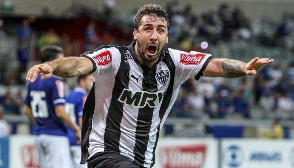 <p><strong>LUCAS PRATTO - ATLETICO MINERIO</strong><br />
<br />
Beşiktaş'ta teknik direktör Şenol Güneş, santrafor transferi için yönetime talepte bulunurken, siyah-beyazlıların Antalyasporlu Samuel Eto'o'dan olumsuz yanıt alması yeni bir arayışa neden oldu. Eto'o'nun olumsuz olma ihtimaline karşılık Beşiktaş'ın listesinde Atletico Mineiro'dan Lucas Pratto'yu ilk sırada tuttuğu ortaya çıktı.</p>