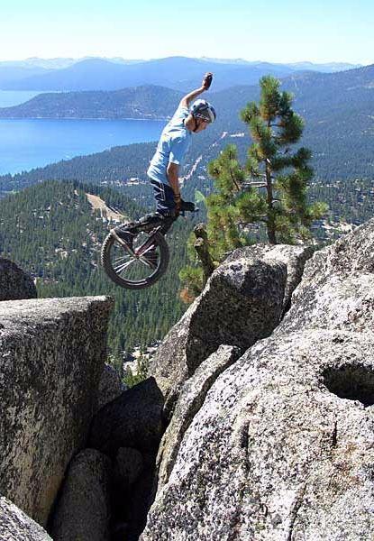 <p>Yüksek konsantrasyon ve denge gerektiren "mountain unicycling", tekerden düşen sporcular için ciddi yaralanma riski teşkil ediyor.</p>