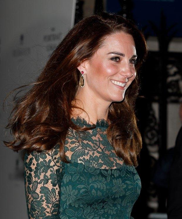 <p>Şık ve zarif kadınlar listesinin başlarında yer alan Kate Middleton, tercih ettiği yeşil kombinleriyle dikkatleri üzerine çekiyor.</p>
