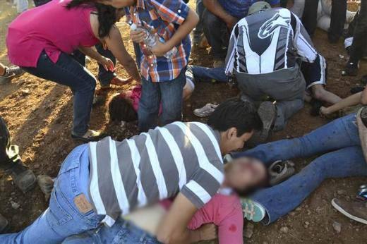 <p>Chihuahua eyalet savcılığı s&ouml;zc&uuml;s&uuml; Carlos Gonzalez, ''Extreme Aeroshow'' g&ouml;sterisinde ara&ccedil; yığının &uuml;zerinden atlayan kamyonun, kontrolden &ccedil;ıkarak izleyicileri ezdiğini s&ouml;yledi.</p>