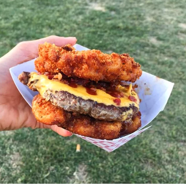 <p>Kızartılmış <strong>peynirli cheeseburger</strong></p>

