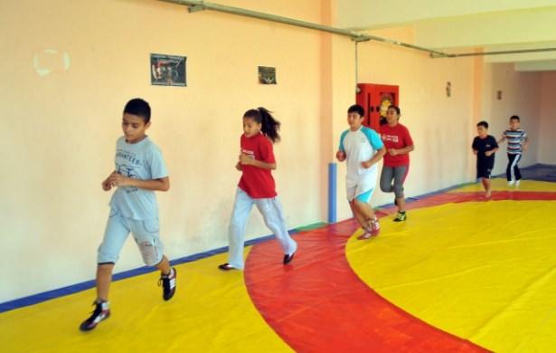 <p>Okuldan çıktıktan sonra babasıyla arazide koyun otlatan, ardından akşam antrenmanlarına giden Paralı, "Türkiye Güreş Federasyonu tarafından 4-6 Haziran`da Bolu`da gerçekleştirilen Minik Kızlar Türkiye Güreş Şampiyonası`nda 32 kiloda Türkiye birincisi oldum. Ardından Güreş Milli Takımı Minik Kızlar Ortak Gelişim Kampı`na katıldım ve Sırbistan`da düzenlenen şampiyonada 34 kiloda 3 rakibimi yenerek Balkan şampiyonu oldum" dedi.</p>
