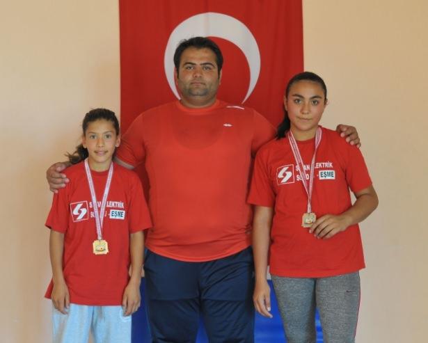 <p>Aysu Paralı`nın antrenörü İsmail Bingöl ise sporcusunun çok hırslı olduğunu belirterek, "Aysu hiç yenilmedi, antrenmanlarda sürekli kendisinden daha büyük ve kilolu sporcularla güreştiriyorum. Güçlü ve dayanıklı olmanın dışında teknikleri çok çabuk öğreniyor. Kısa sürede rakiplerini yenebiliyor. Aysu kendisi için diz üstü bilgisayar istiyor. Bunu çekindiği için kimseye söyleyemiyor. Bu konuda yardımcı olunması onu mutlu eder" diye konuştu</p>